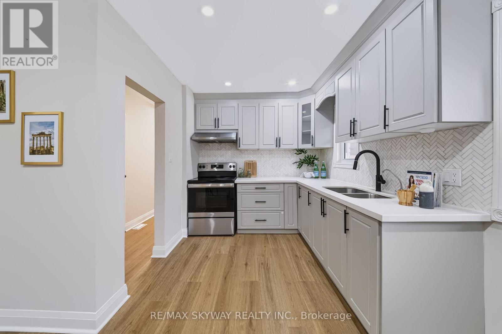 10 REXWAY DRIVE - 32