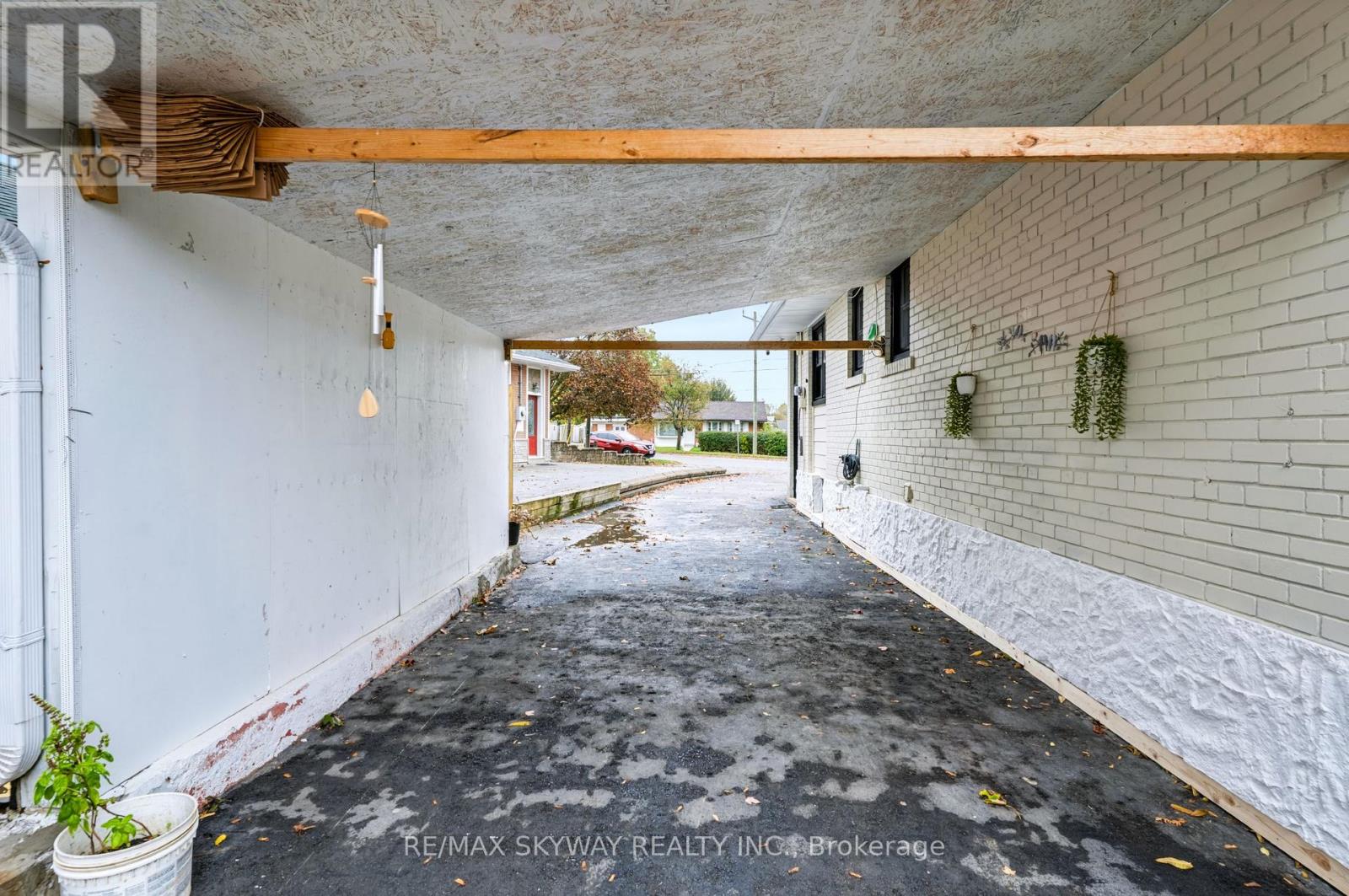 10 REXWAY DRIVE - 37