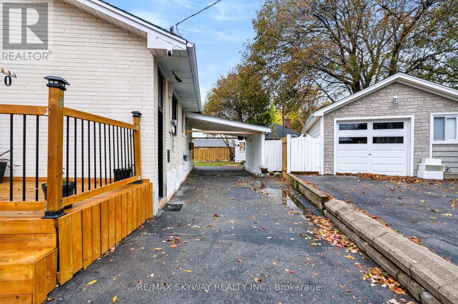 10 REXWAY DRIVE - 38