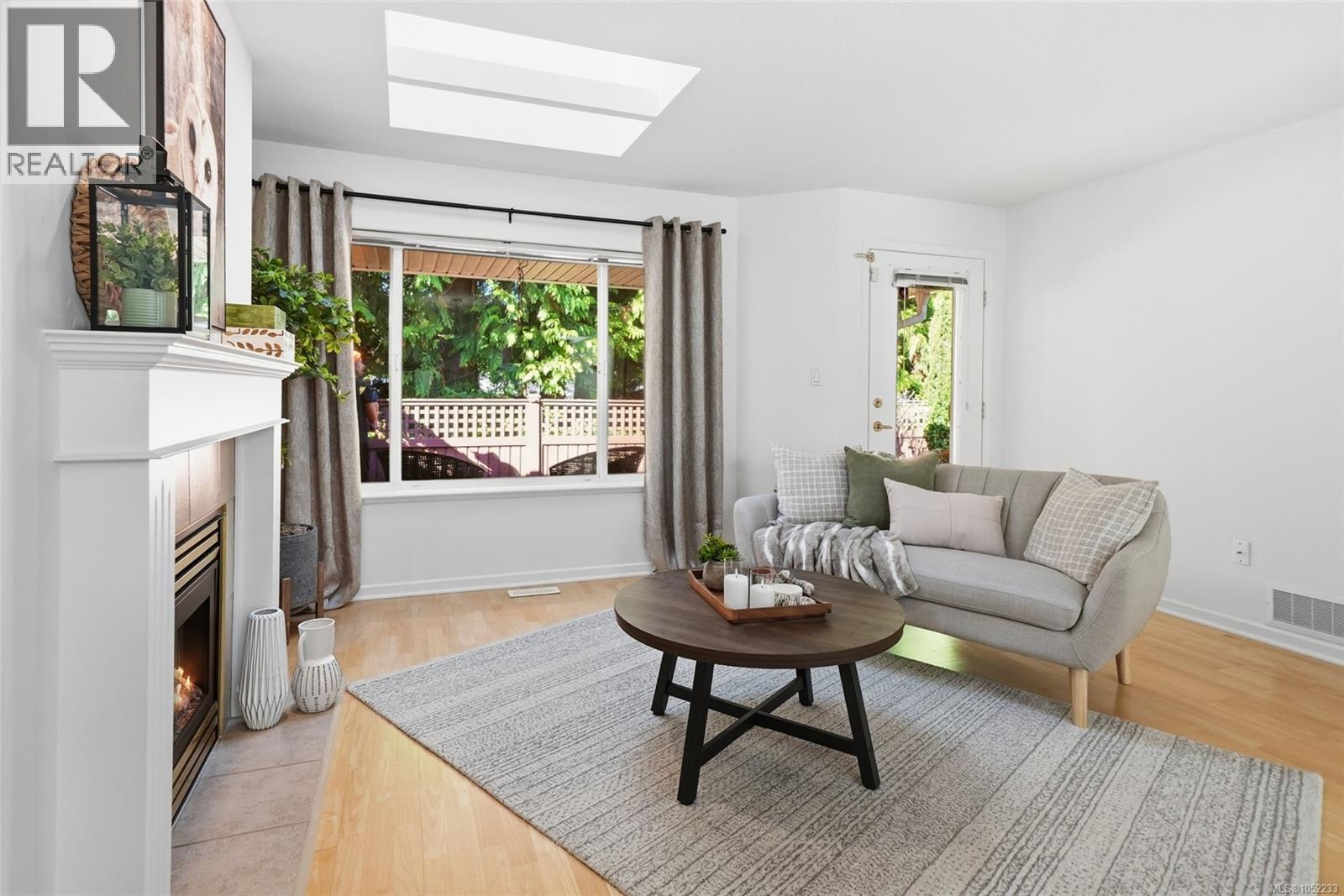 #9 850 Arbutus St - 6