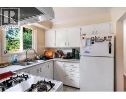 565 Baker St, Saanich, BC V8Z2H6 Photo 14