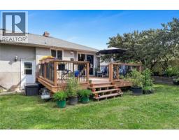 565 Baker St, Saanich, BC V8Z2H6 Photo 37