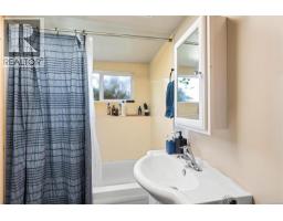565 Baker St, Saanich, BC V8Z2H6 Photo 27