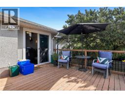 565 Baker St, Saanich, BC V8Z2H6 Photo 33