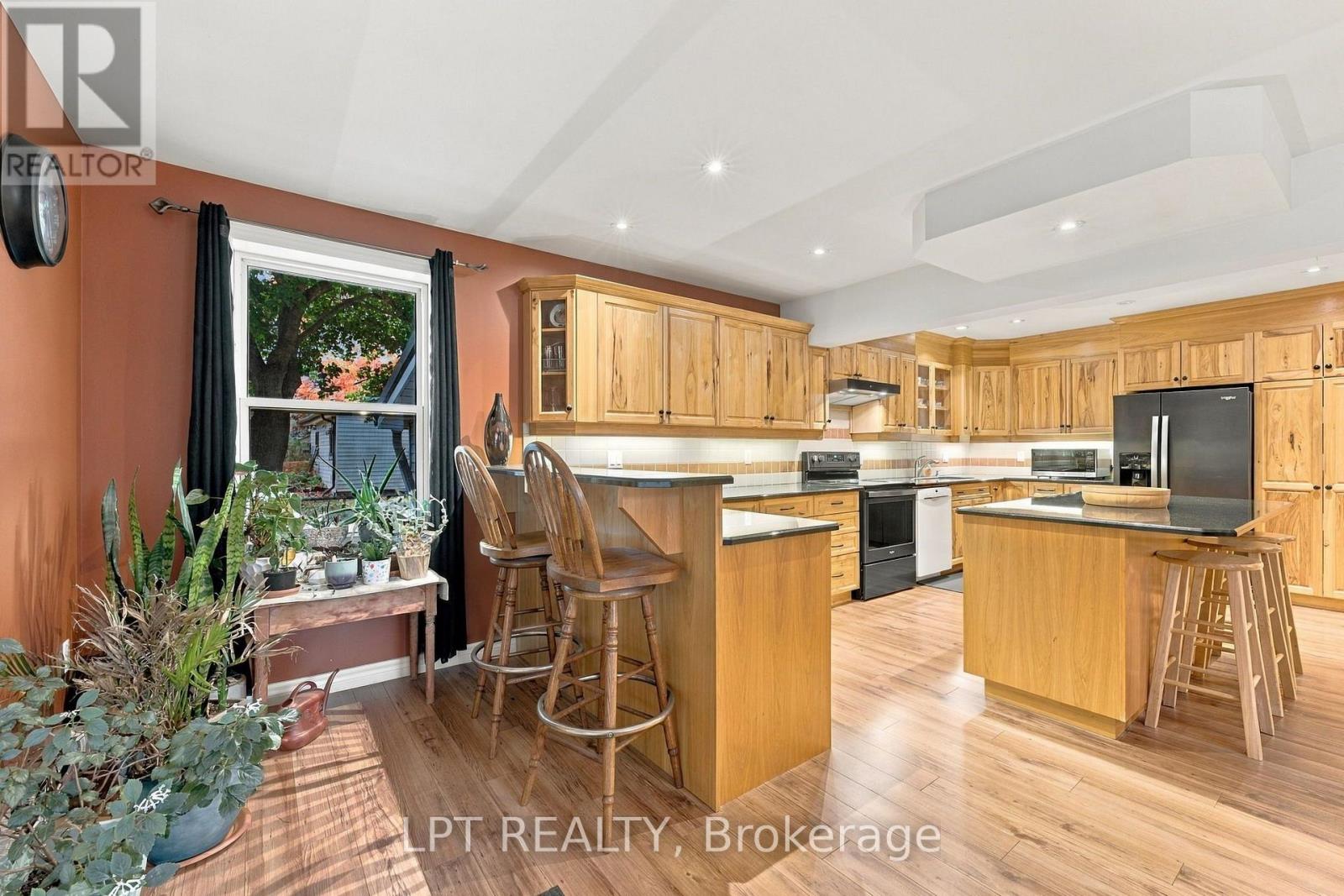 254 Victoria Street — photo 17