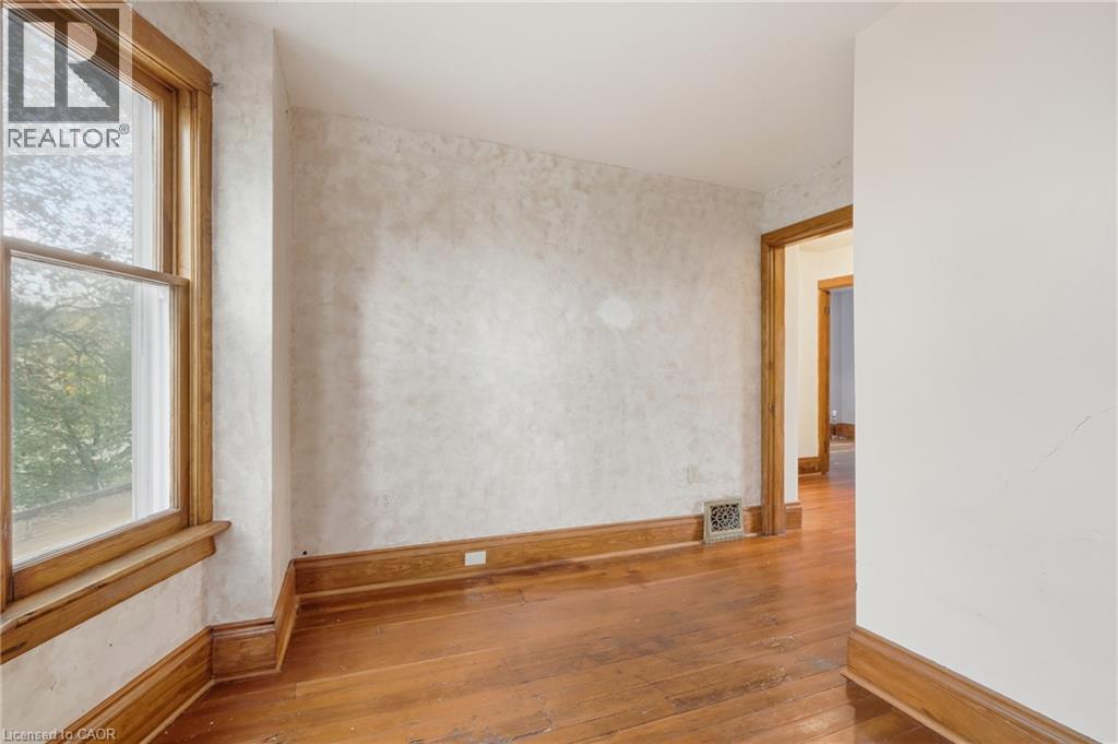 58 CONNAUGHT Avenue S - 30