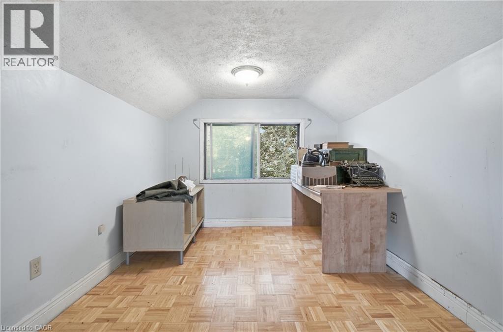 58 CONNAUGHT Avenue S - 33