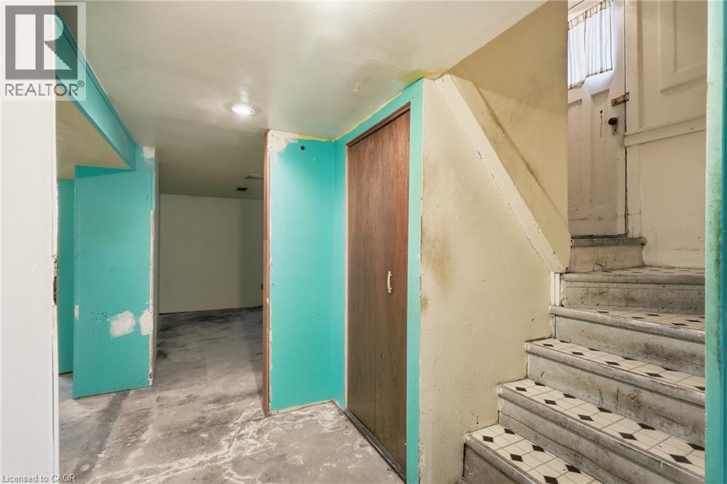 58 CONNAUGHT Avenue S - 40