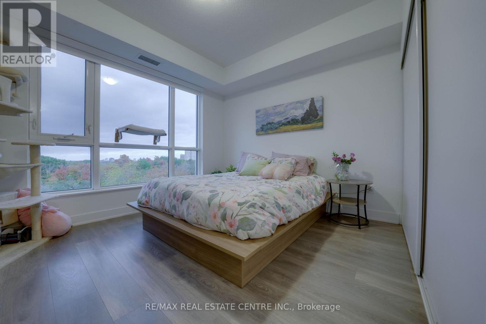 202 Burnhamthorpe Road East — photo 13