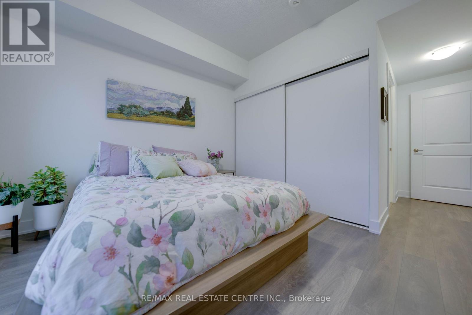 202 Burnhamthorpe Road East — photo 14