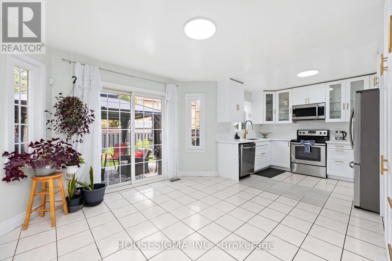 32 Ballycastle Crescent, Brampton, ON photo 12