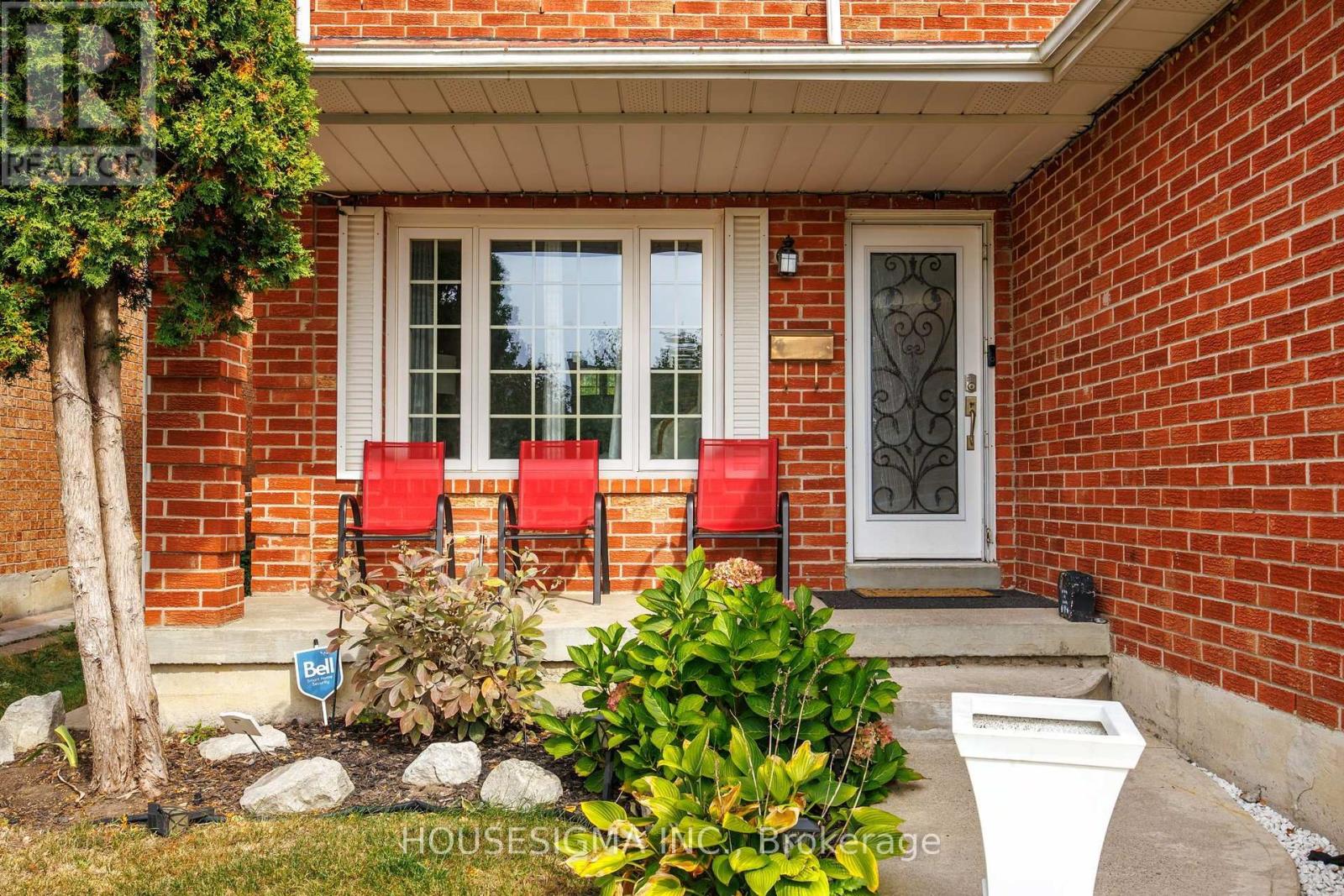 32 Ballycastle Crescent, Brampton, ON photo 4