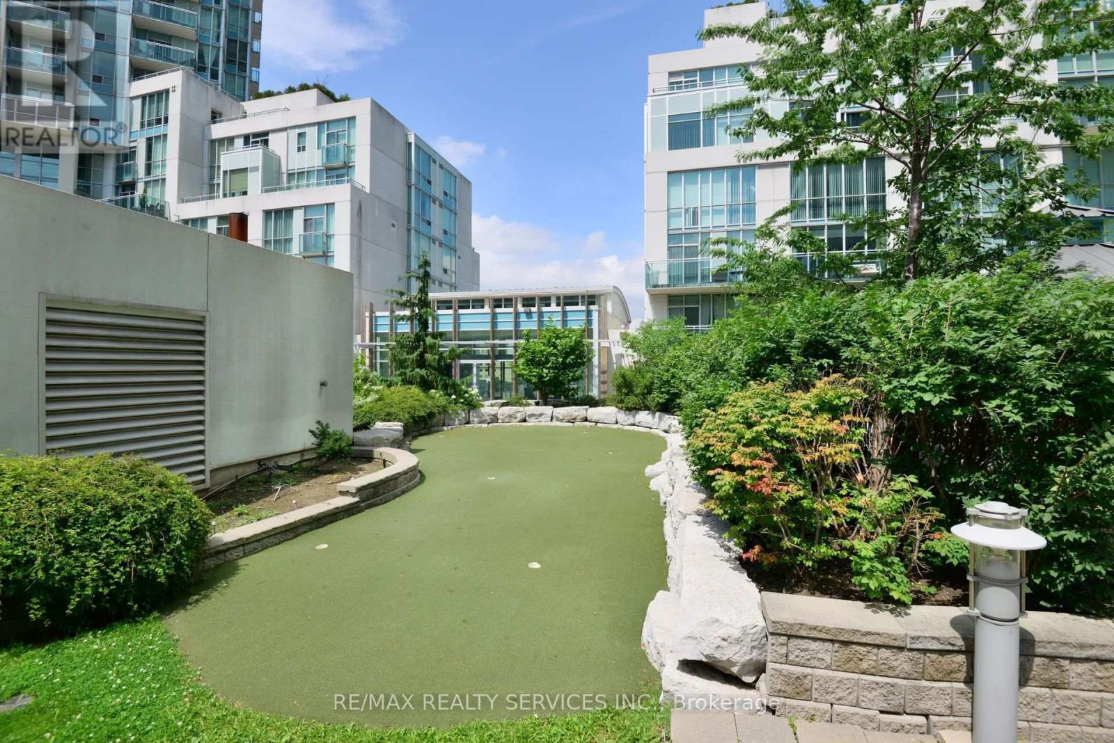 220 Burnhamthorpe Road West — photo 48