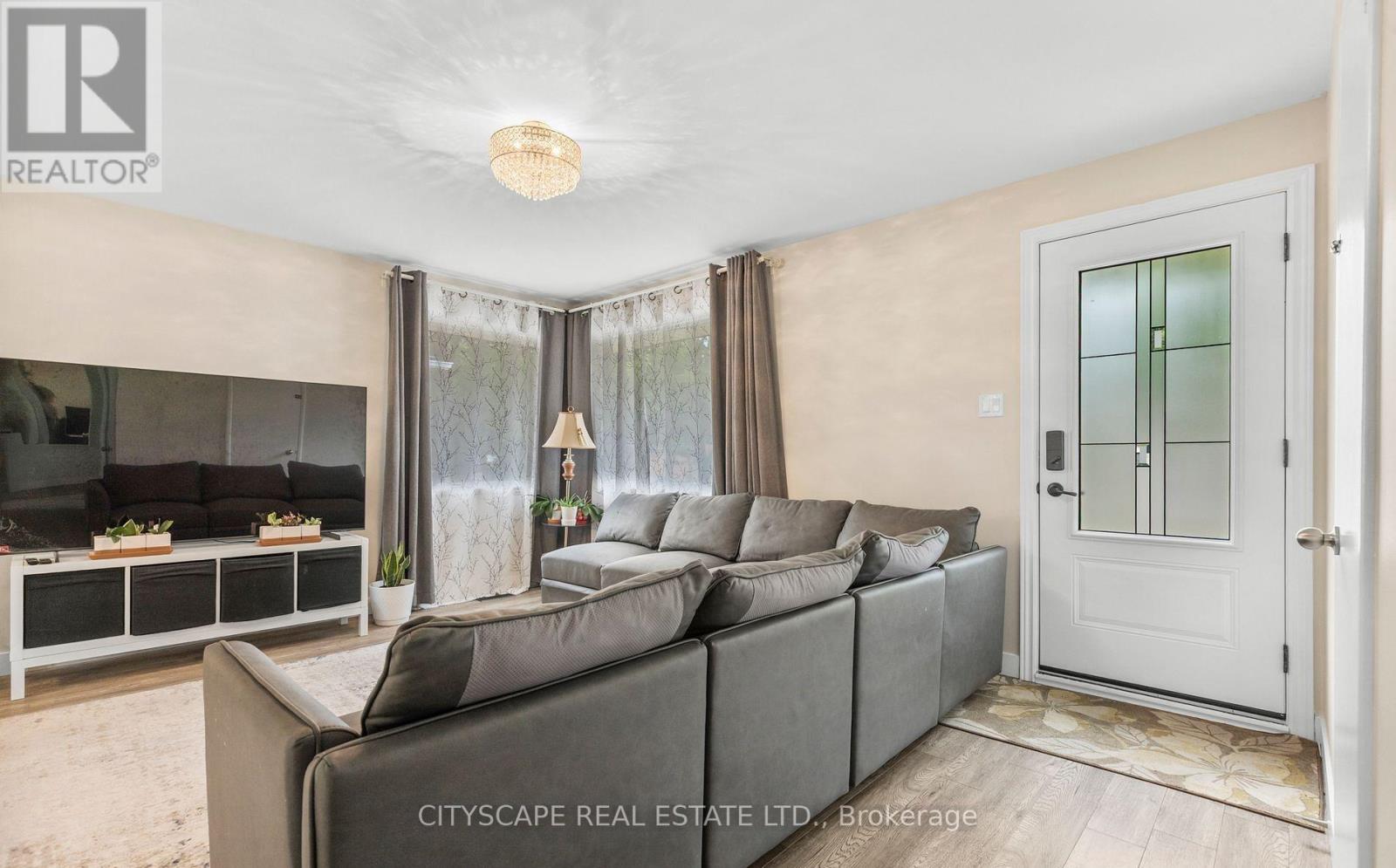 MAIN FLOOR - 30 TILIPE ROAD, London East (East D) — photo 3