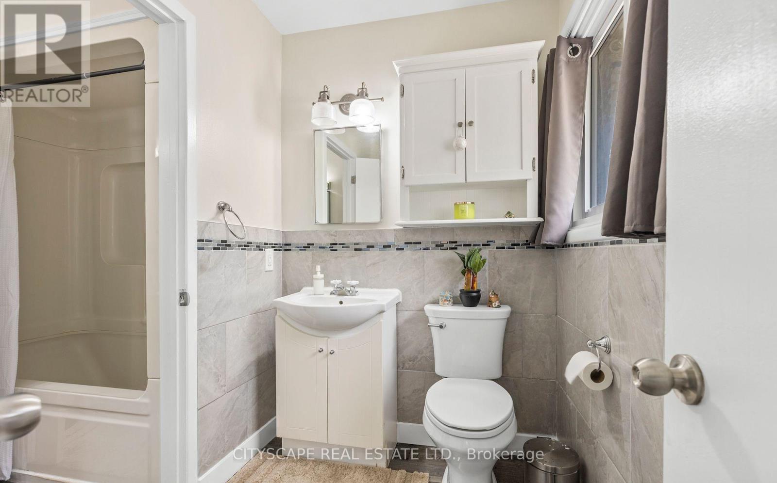 MAIN FLOOR - 30 TILIPE ROAD, London East (East D) — photo 8