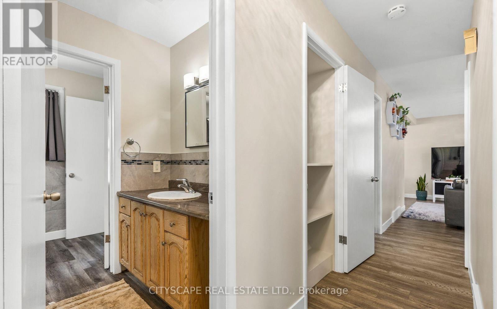 MAIN FLOOR - 30 TILIPE ROAD, London East (East D) — photo 9