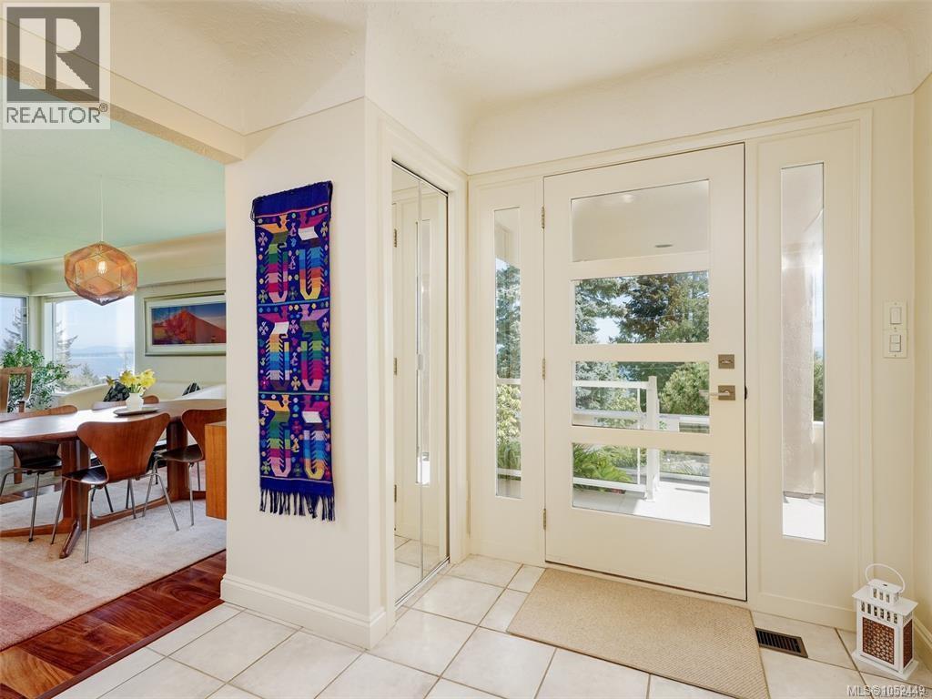  916 Claremont Avenue, Saanich