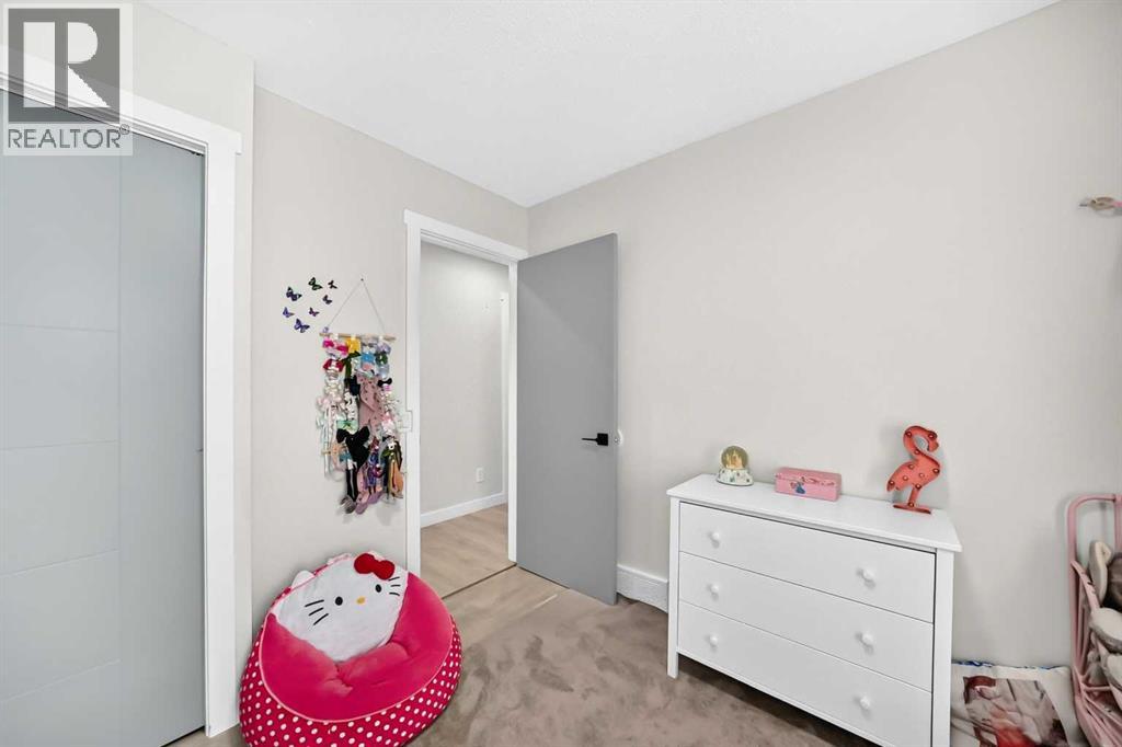 6020 18 Avenue NE photo 19
