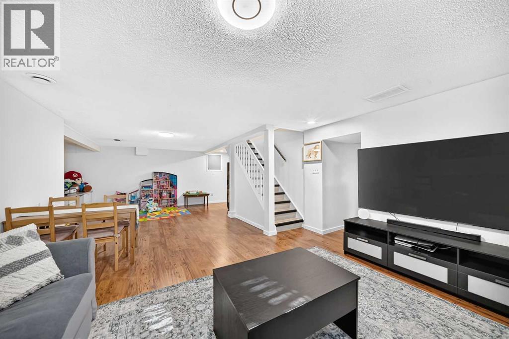 6020 18 Avenue NE photo 23
