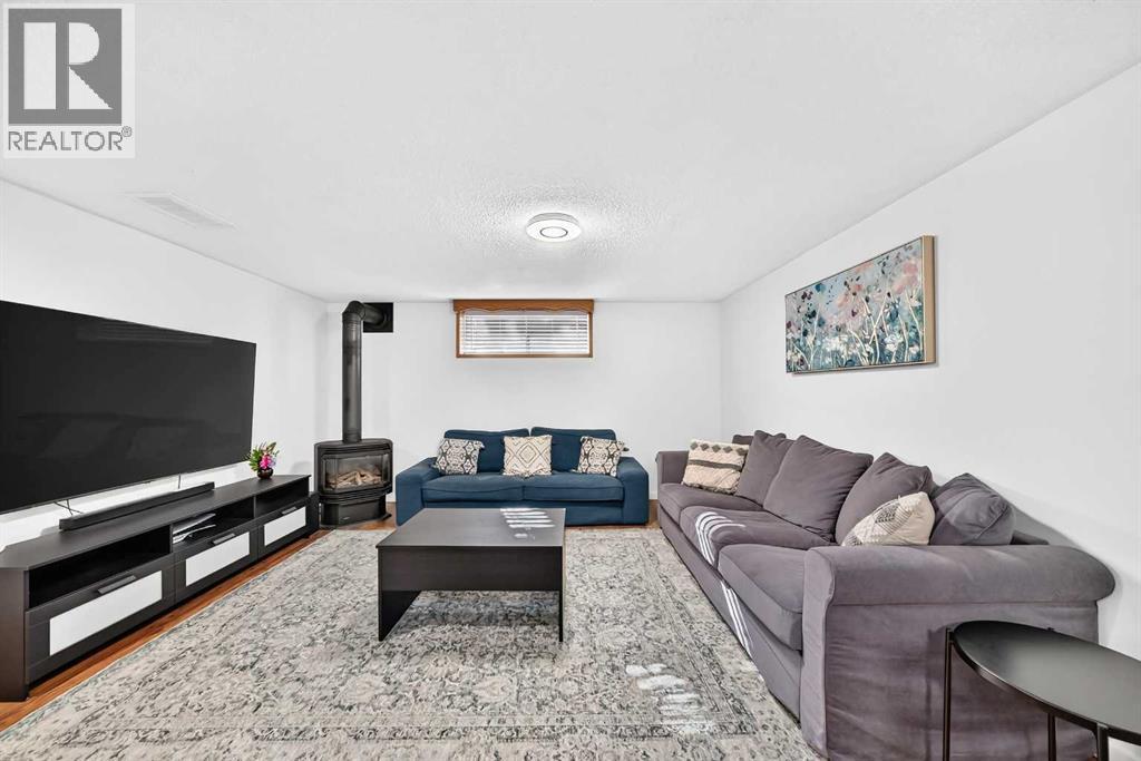 6020 18 Avenue NE photo 25