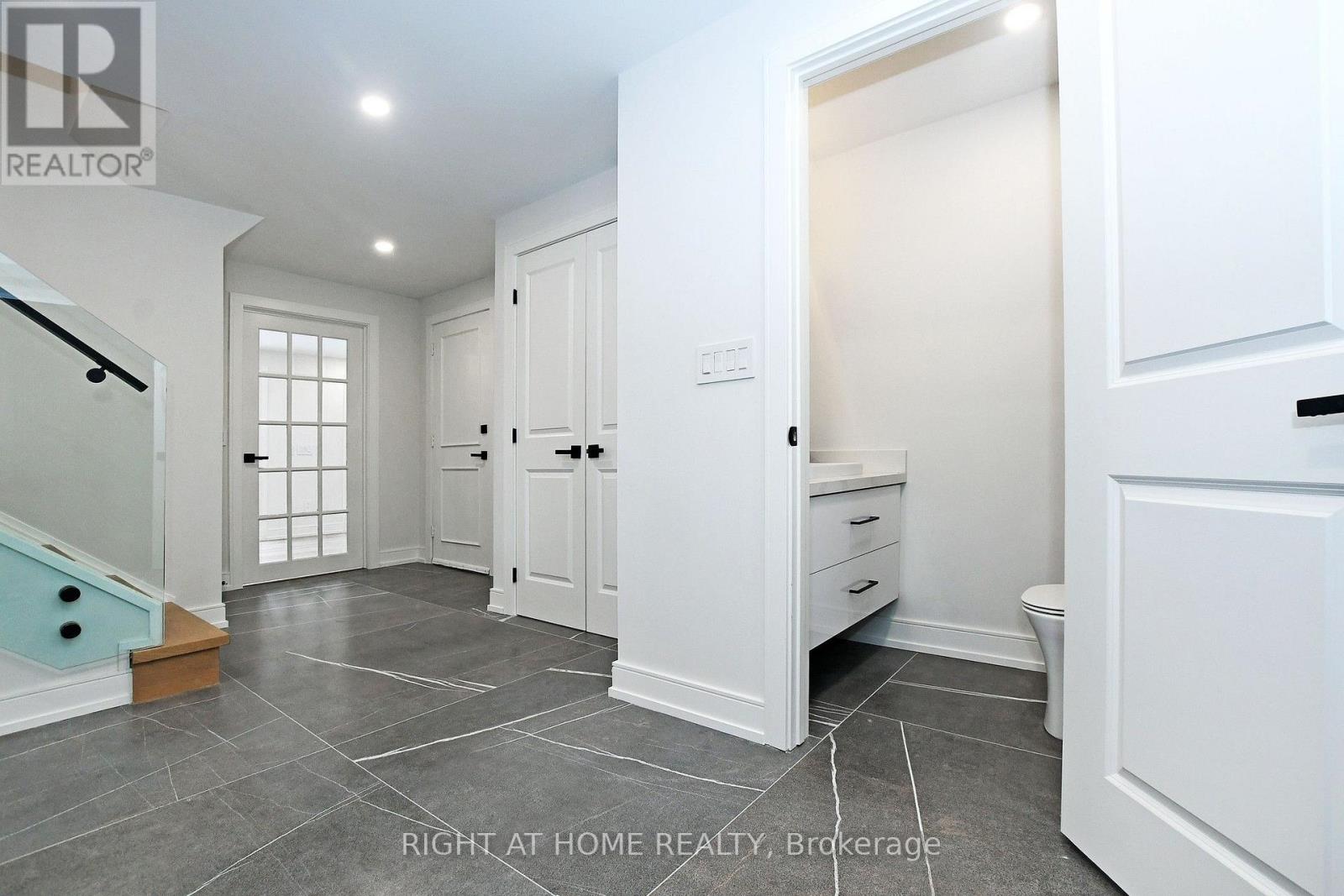 8 Hill Drive, Aurora, ON photo 24