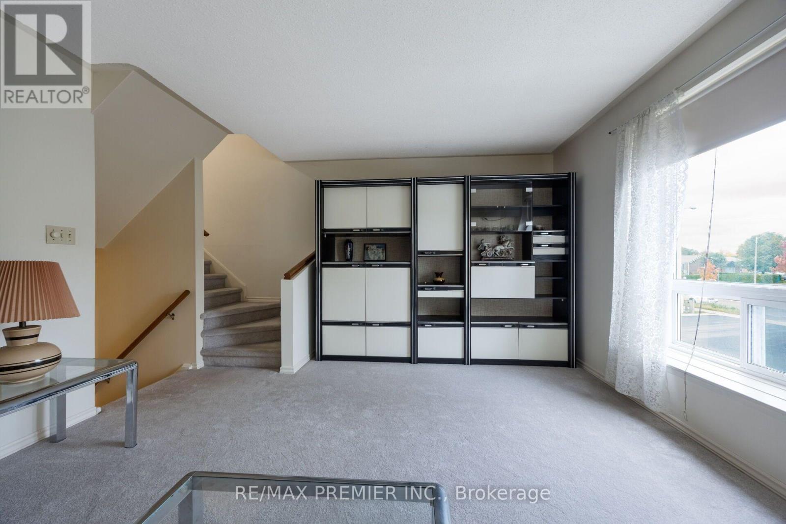 #UNIT 5 3 KENDLETON DRIVE - 17
