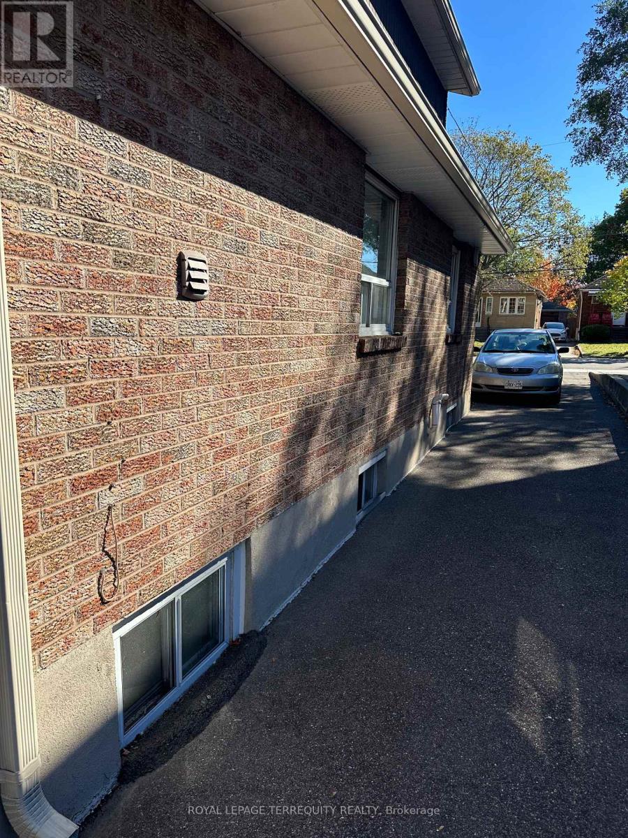 1052 Glengrove Avenue — photo 15