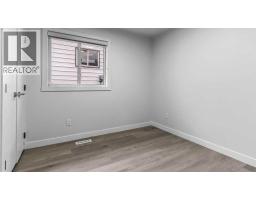 Den - 48 Doverglen Crescent Se, Calgary, AB T2B2P6 Photo 12