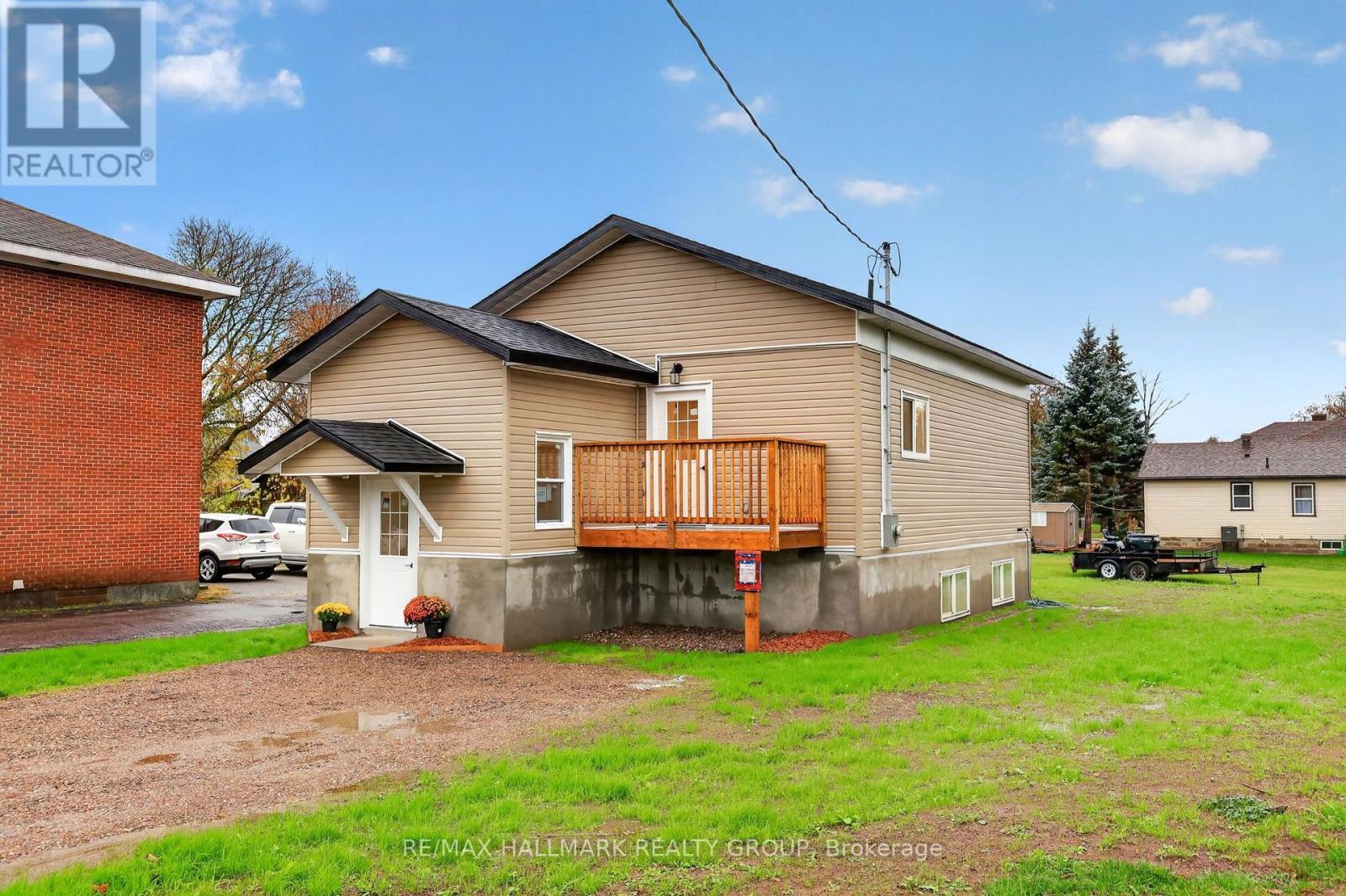 128 BONNECHERE STREET N - 1