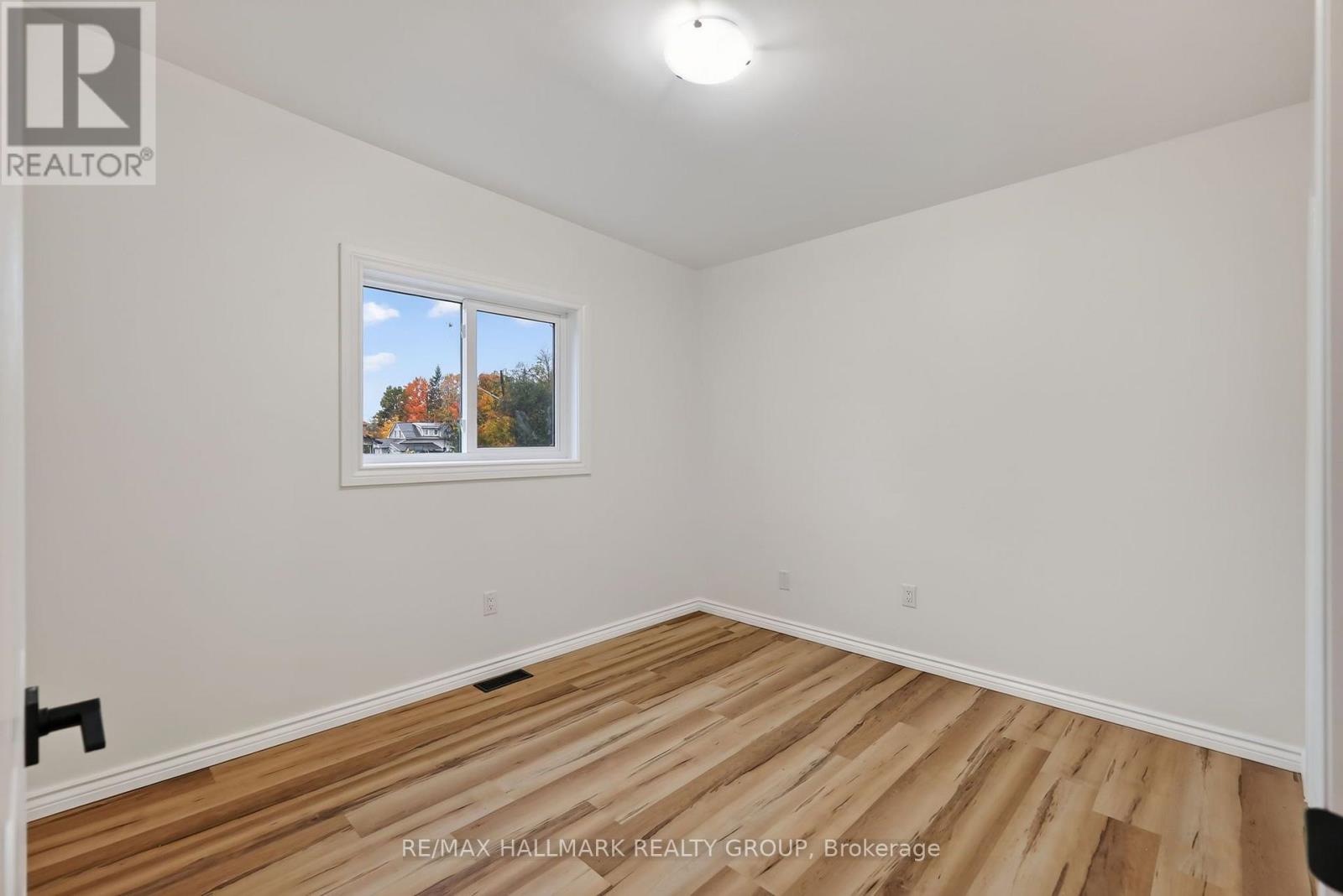 128 BONNECHERE STREET N - 30