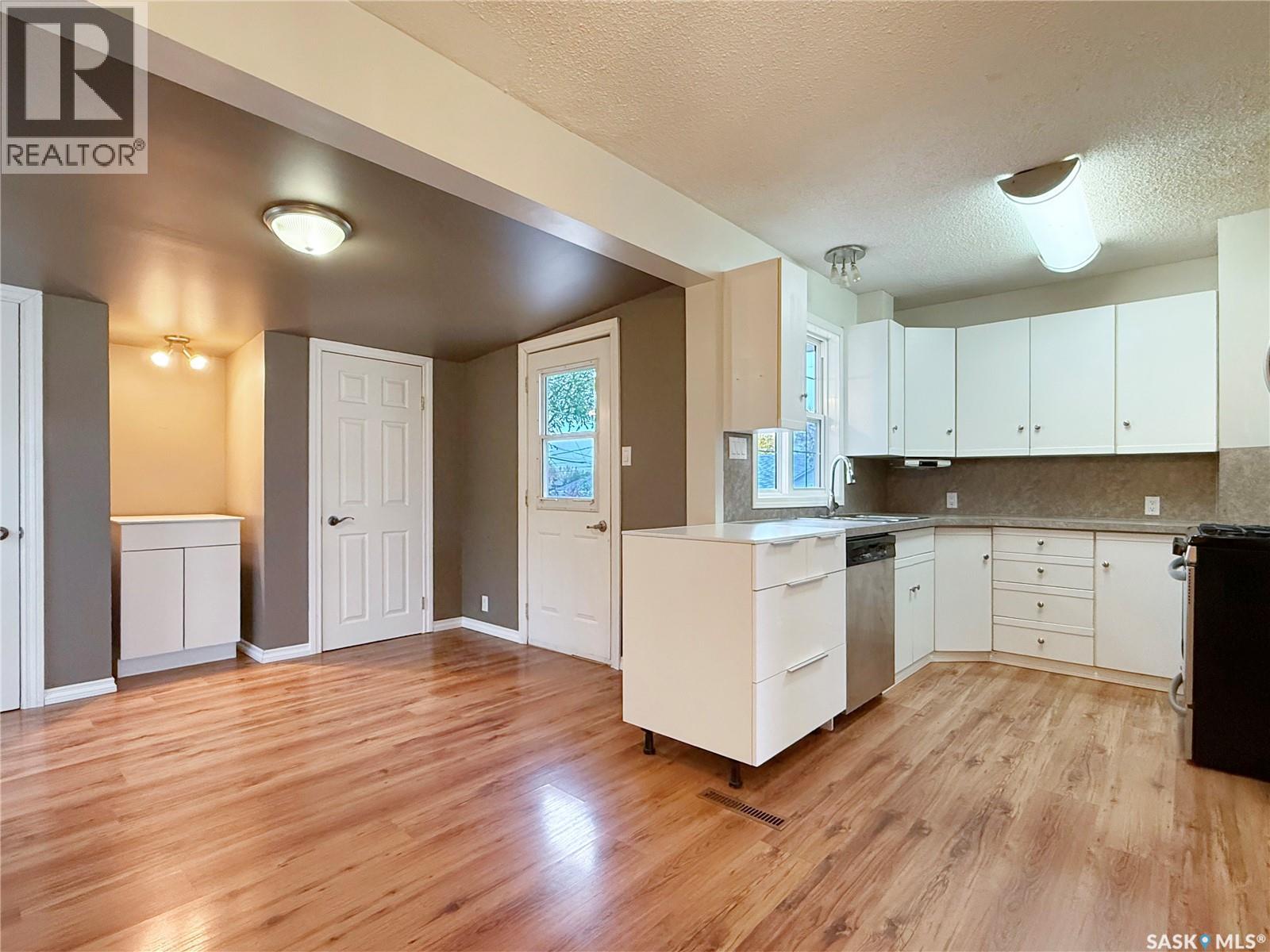 943 11th AVENUE NE - 28