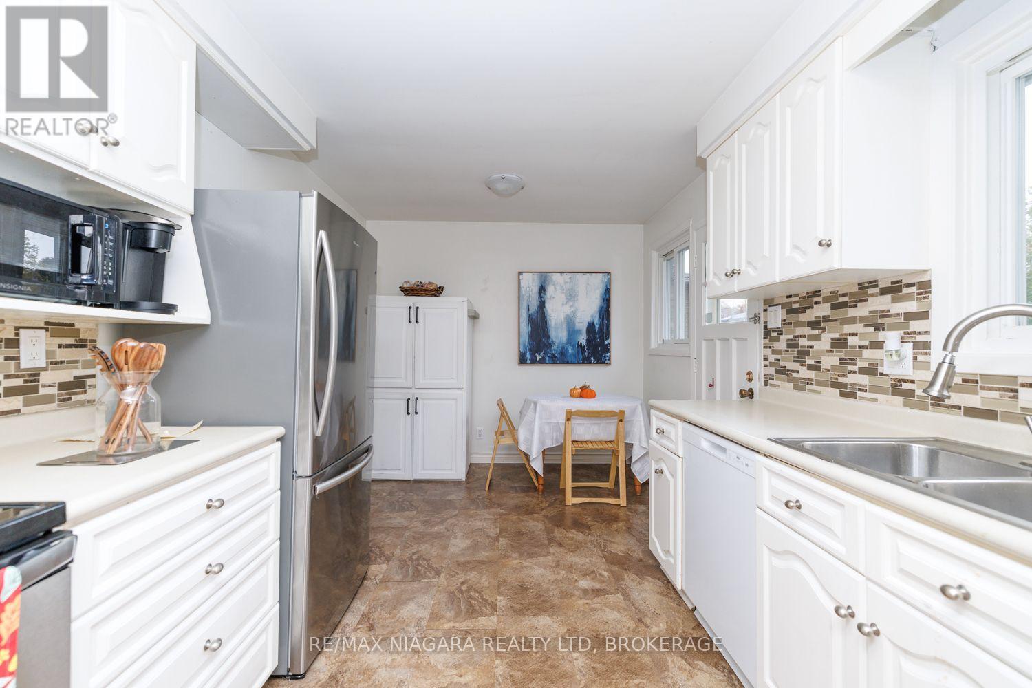3360 BAKER CRESCENT - 10