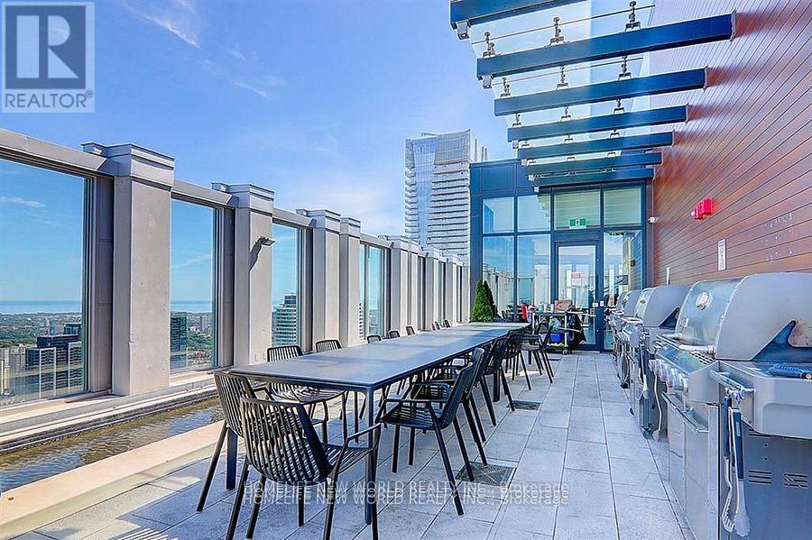 1 Yorkville Avenue — photo 25