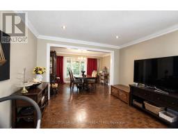 1005 Fredonia Drive, Mississauga, ON L5C2W5 Photo 9