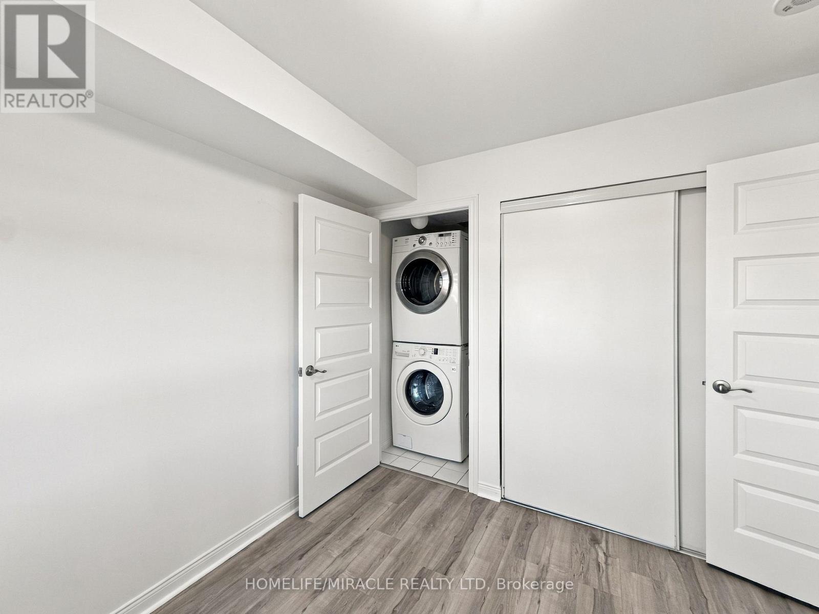 215 Queen Street East — photo 16