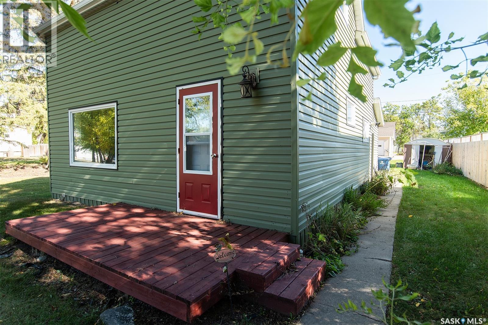 308 2nd STREET E - 3