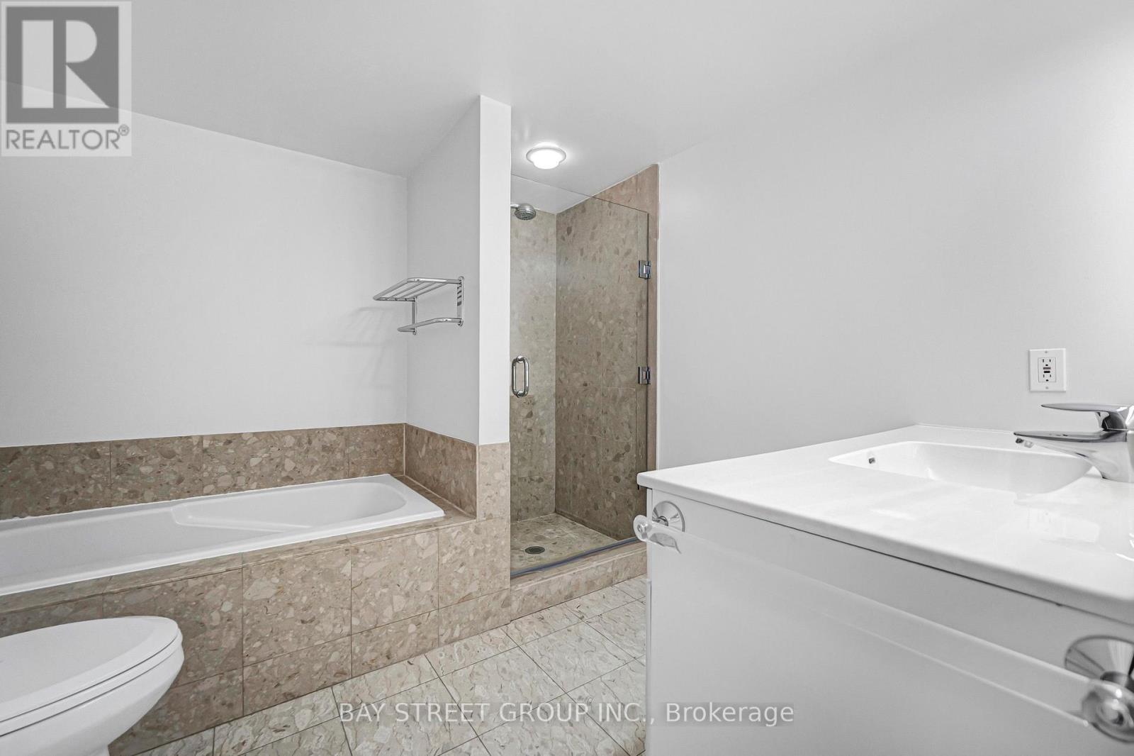 906- 28 Hollywood Avenue, Toronto, ON photo 11