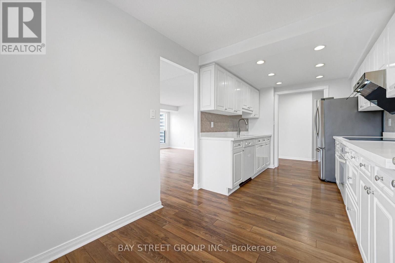 906- 28 Hollywood Avenue, Toronto, ON photo 31