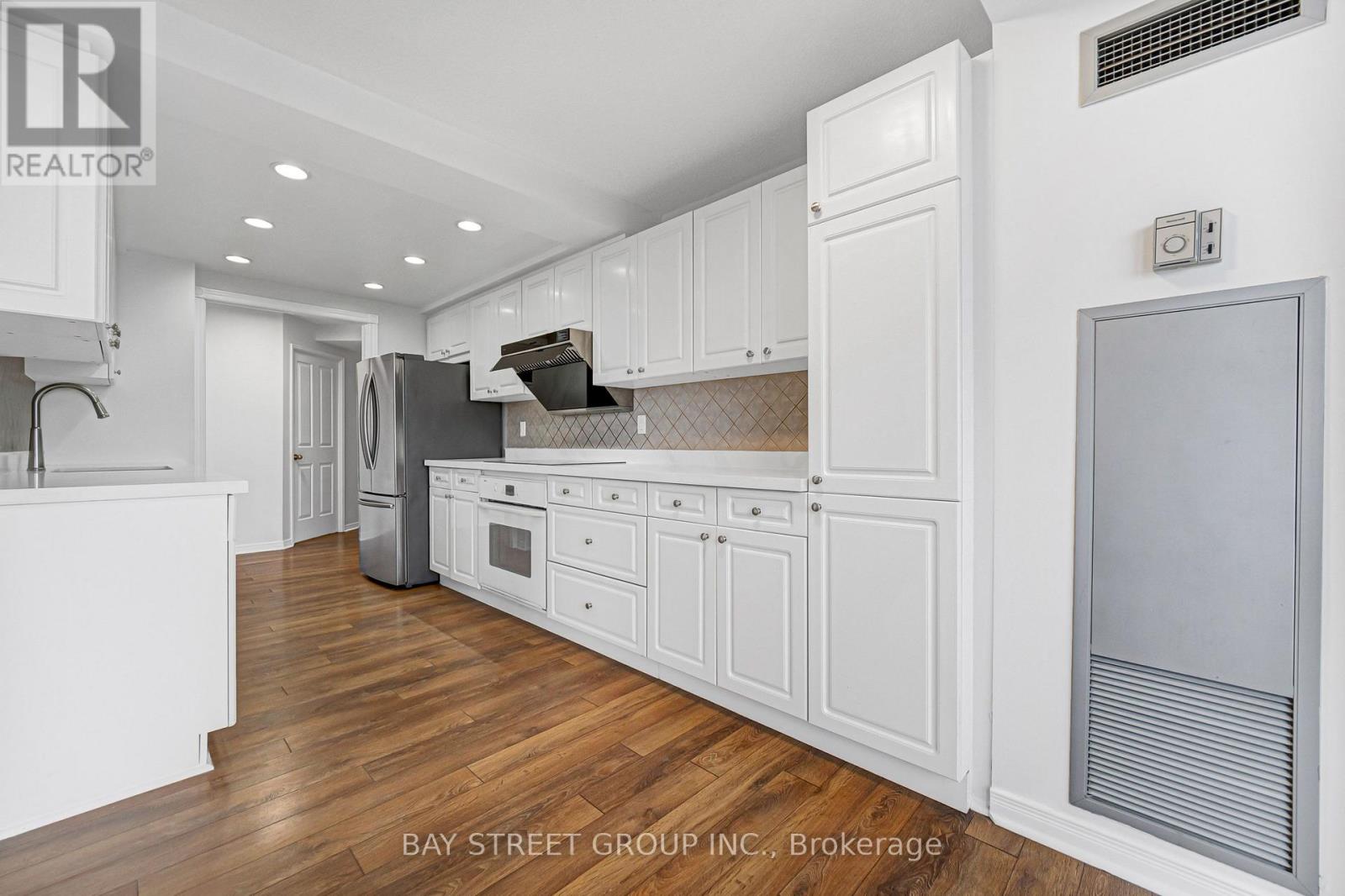 906- 28 Hollywood Avenue, Toronto, ON photo 32