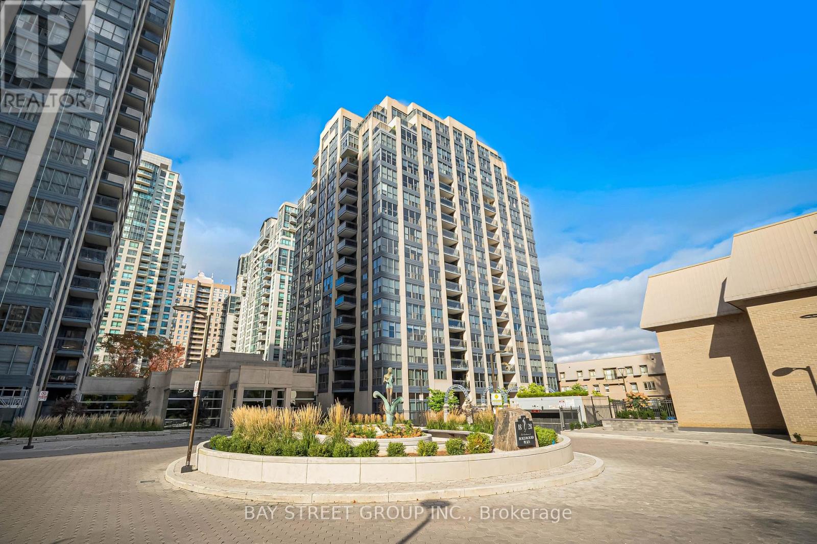 906- 28 Hollywood Avenue, Toronto, ON photo 4
