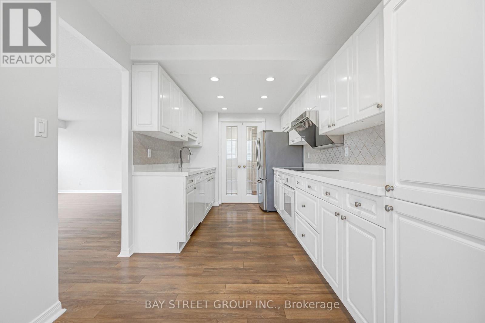 906- 28 Hollywood Avenue, Toronto, ON photo 9