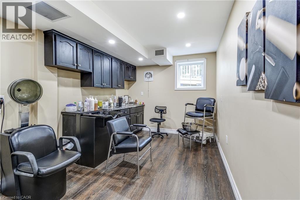 260 SILVERBIRCH Boulevard - 42