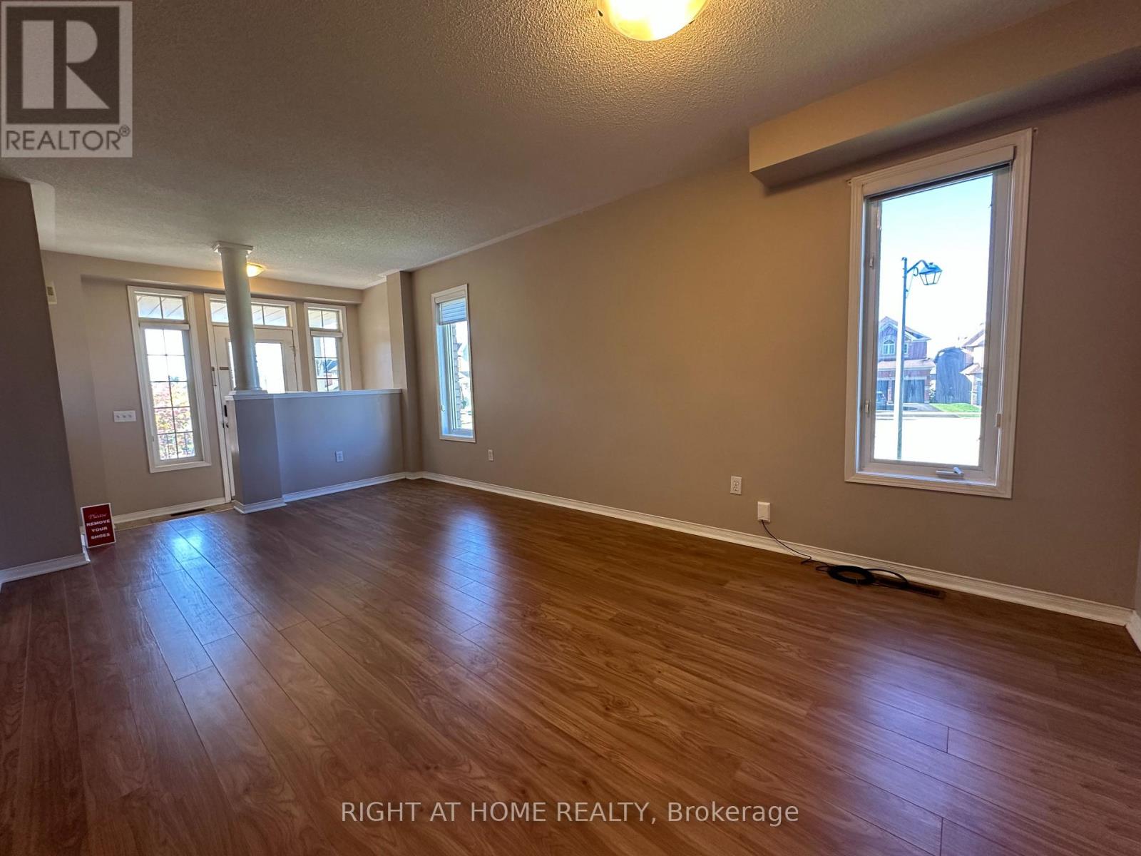 50 BLACKSMITH Lane, Whitby, ON photo 4