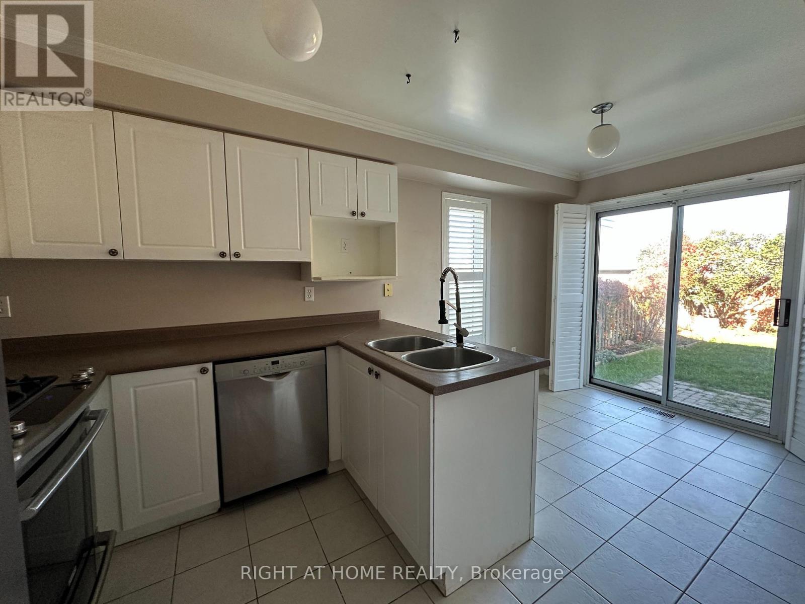 50 BLACKSMITH Lane, Whitby, ON photo 7