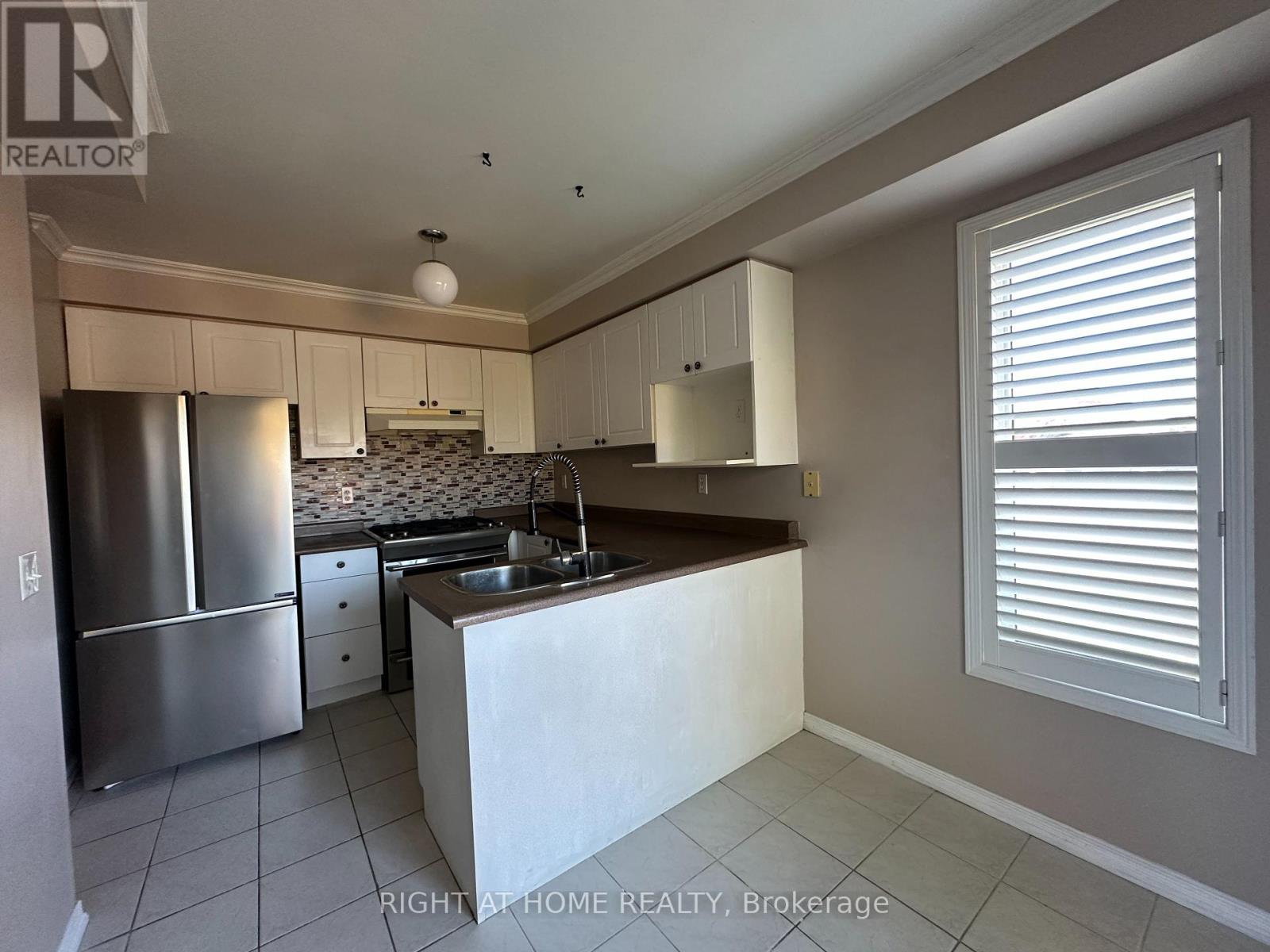 50 BLACKSMITH Lane, Whitby, ON photo 8