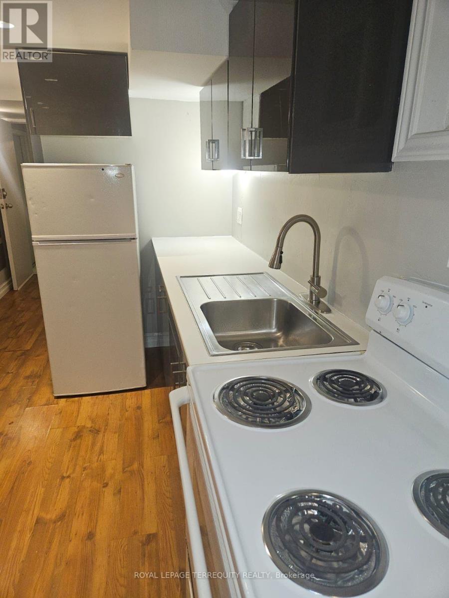 BASEMENT - 2 GOLDEN AVENUE, Toronto (Roncesvalles) — photo 5