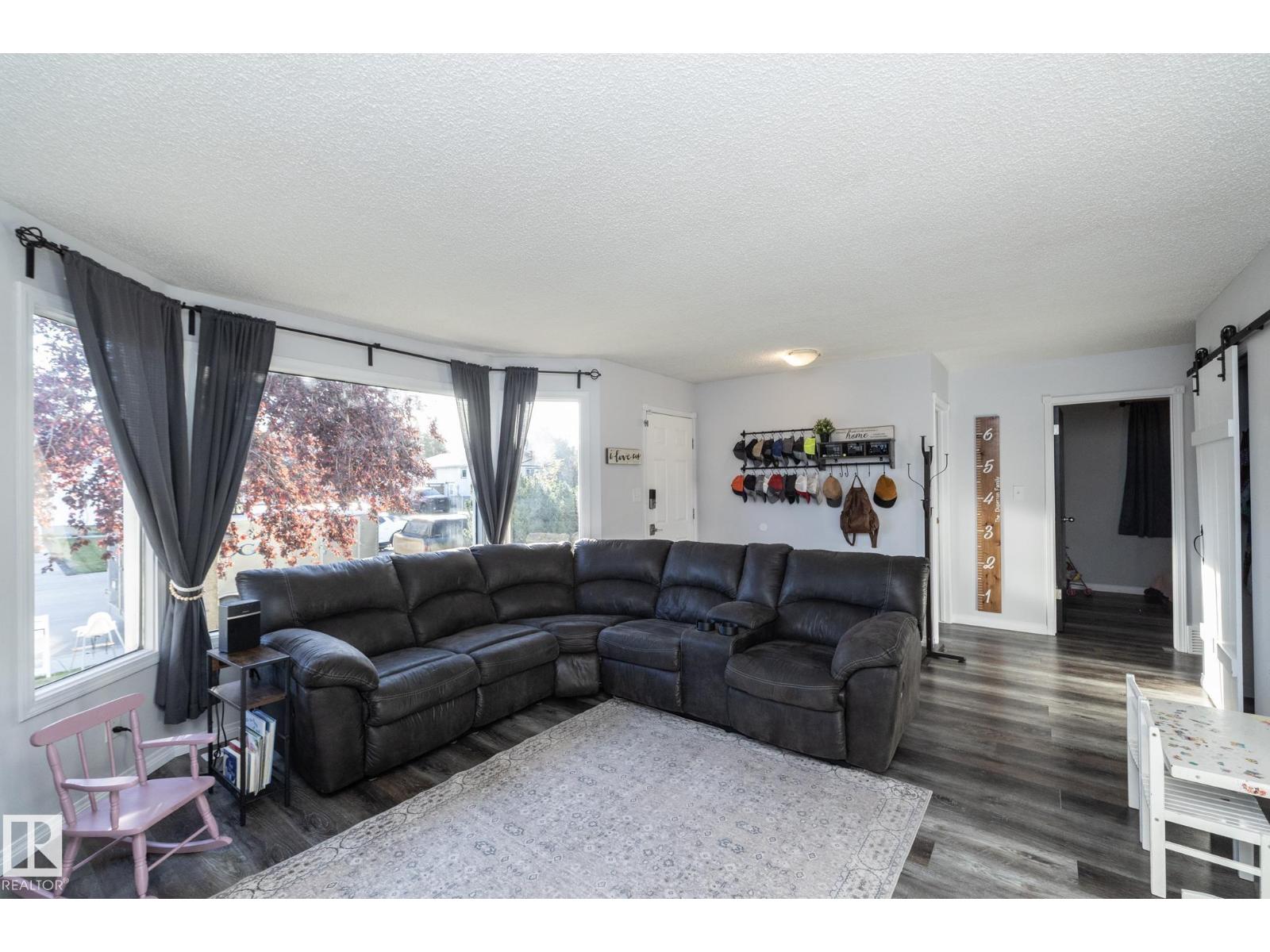 5026 52 ST, Calmar 4