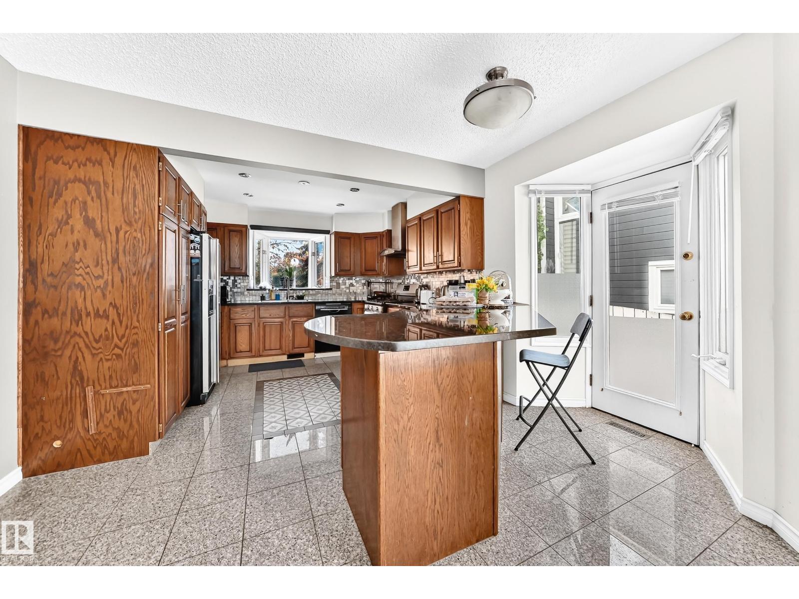 92 Howson Crescent NW, photo 21