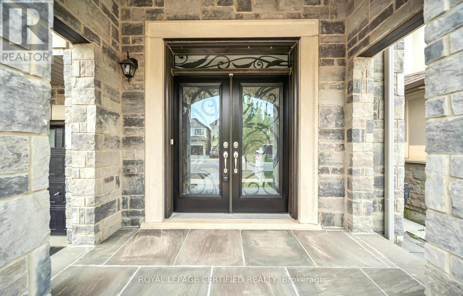 18 Vineyard Drive, Brampton, ON photo 3