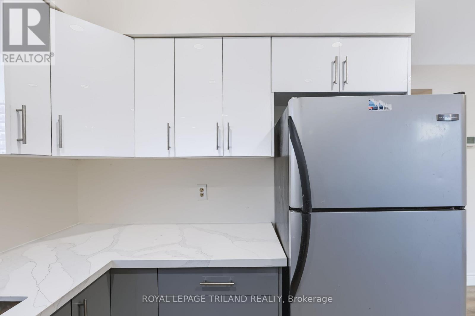136 GOLFDALE CRESCENT, London South (South Q) — photo 12